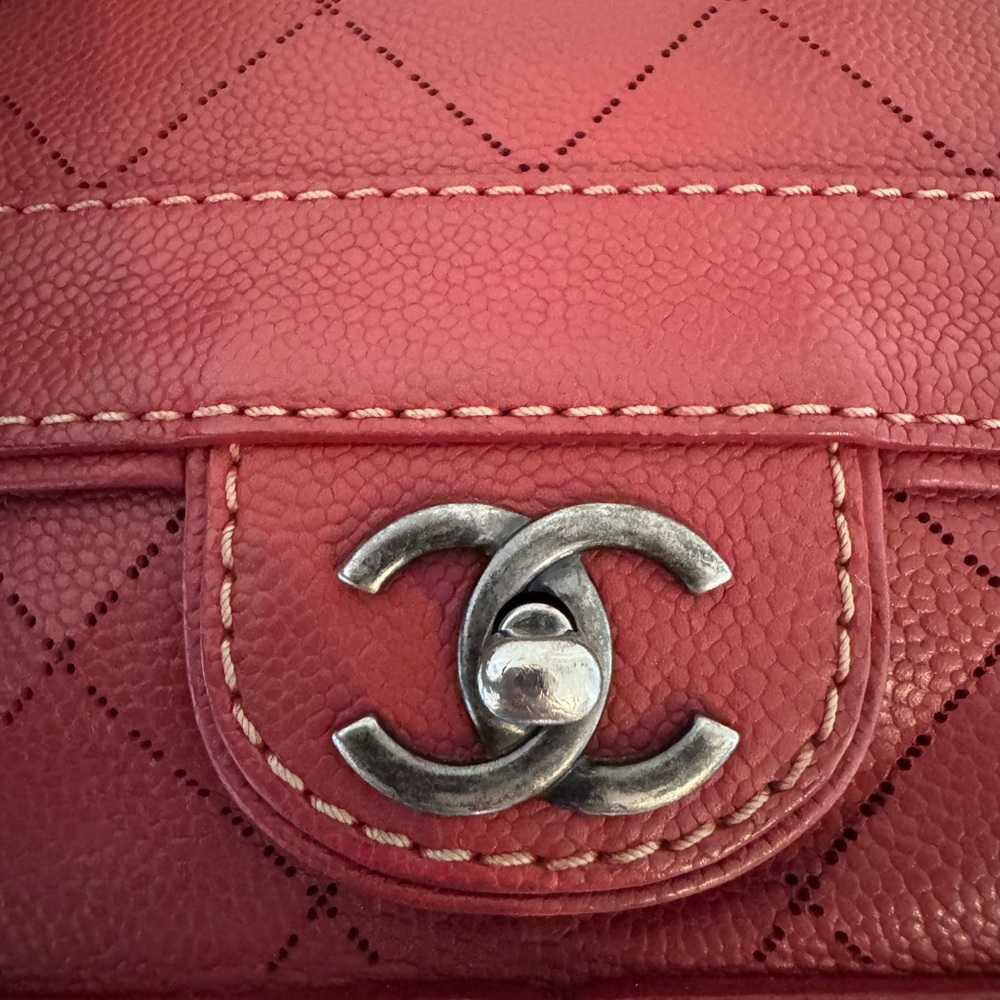 CHANEL Burgundy Quilted Shoulder Bag with Chain Strap - Picture 5 of 8